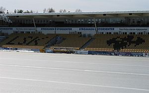 La cancha del Åråsen Stadion cubierta de nieve.
