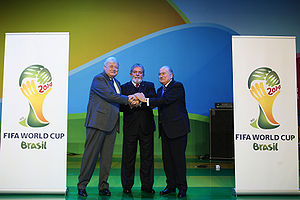 Ricardo Teixeira, presidente de la CBF, Luiz Inácio Lula da Silva, expresidente de Brasil, y Joseph Blatter, secretario general de la FIFA, presentan el logo del Mundial 2014, el 8 de julio de 2010, en Johannesburgo. 