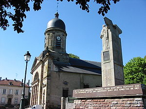 La iglesia y el monumento a los caídos.