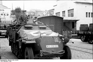 Bundesarchiv Bild 101I-258-1320-06, Südfrankreich, Hafen, Schützenpanzer.jpg