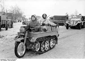 Bundesarchiv Bild 101I-725-0184-22, Russland, Soldaten auf Kettenkrad.jpg