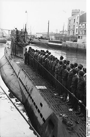 Bundesarchiv Bild 101II-MW-6434-27, St. Nazaire, U-Boot einlaufend.jpg