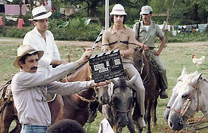 Dunav Kuzmanich a cargo de la claqueta, durante el rodaje de su película "El Día de las Mercedes". Colombia, 1985.