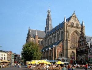 La Grote Markt en Haarlem con la Sint-Bavokerk. A la izquierda puede verse la estatua de Laurens Janszoon Coster, a la derecha está el Vleeshal.