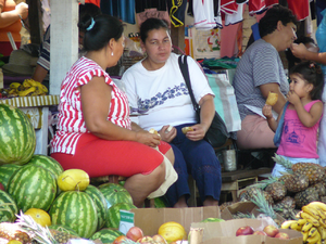 Mercado de Paraguari vendedora de frutas.png