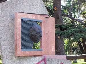Monumento homenaje a Alberto Candeau.jpg