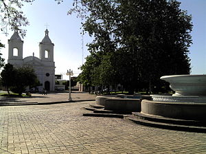 Plaza Mitre con la Iglesia de Nuestra Señora de los Dolores de fondo.
