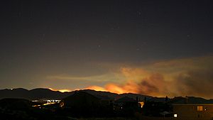 Vista de las llamas en una colina del incendio de Sayre