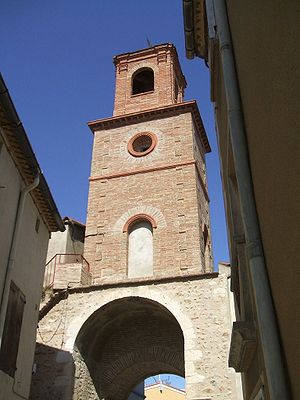 Torre del reloj, construida sobre una puerta de la muralla medieval.