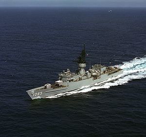 USS Stein (FF-1065) underway.jpg