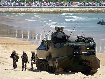 Vehículo de asalto anfibio AAV-7 de la Armada Española desplazándose en la playa de Santander.