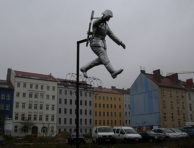 Escultura en Bernauer Straße, representando el momento de su escape.