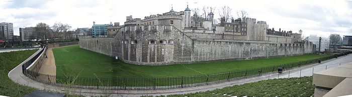 Muralla exterior de la Torre de Londres. En en centro, Legge's mount