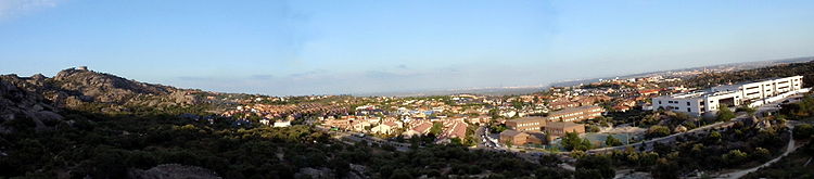 Vista panorámica de Torrelones (Pueblo) desde el polideportivo, al fondo se divisa Madrid.