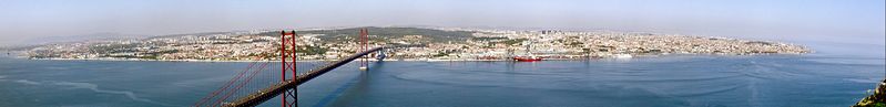 Vista panorámica de Lisboa y el puente 25 de Abril desde el mirador del Cristo Rey.