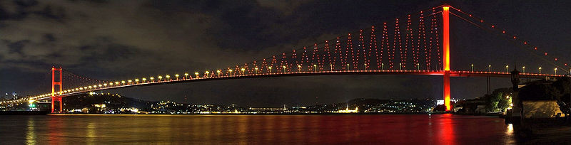 Puente del Bósforo en Estambul conecta Europa (a la izquierda) con Asia (a la derecha).
