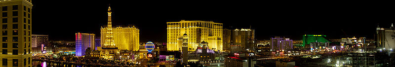 Vista nocturna del skyline de Las Vegas Strip cerca del Bellagio