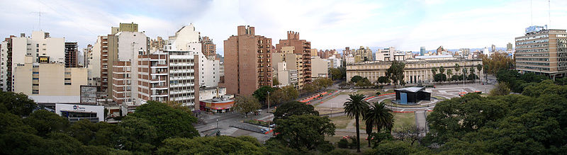 Panorama de la Plaza de la Intendencia: a la izquierda se observan edificios del centro; de fondo el Palacio de Justicia (Tribunales I) y a la derecha el Palacio 6 de Julio, sede de la municipalidad.