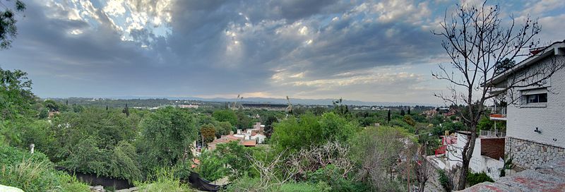 Zona noroeste de la ciudad, una de las más pobladas en parques. Foto tomada desde el mirador del barrio Cerro de las Rosas. De fondo el estadio olímpico.