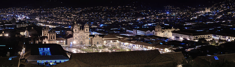 La Plaza de Armas de la ciudad de Cuzco, Perú de noche.