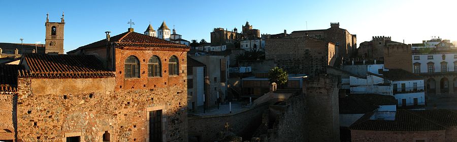 Panorámica de la parte antigua de Cáceres tomada desde la Torre Bujaco. En la misma se pueden observar la torre de la Concatedral de Santa María, las de San Francisco Javier y la Iglesia de San Mateo, además de de parte de la muralla que rodea el recinto.