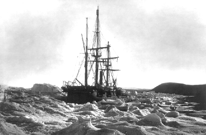 El HMS Alert fue el primer barco en cruzar por completo el canal Robeson. (Fotografía publicada en «Voyage to the Polar Sea», 1878. mostrando El "HMS Alert" atrapado por el hielo cerca de cabo Beechey, en el canal Robeson