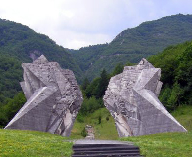 Yugoslavia, 10 dinara de 1983, batalla de Sutjeska Dolina_heroja-Spomenik-Tjentiste2